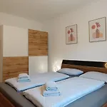 Ella アルノルトシュタイン